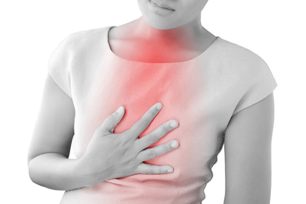 đau nhức xương ức gây rất nhiều phiền toái cho người bệnh