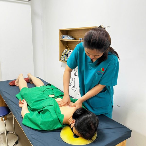 Xoa bóp bấm huyệt giúp khai thông kinh lạc, giảm căng cứng cơ